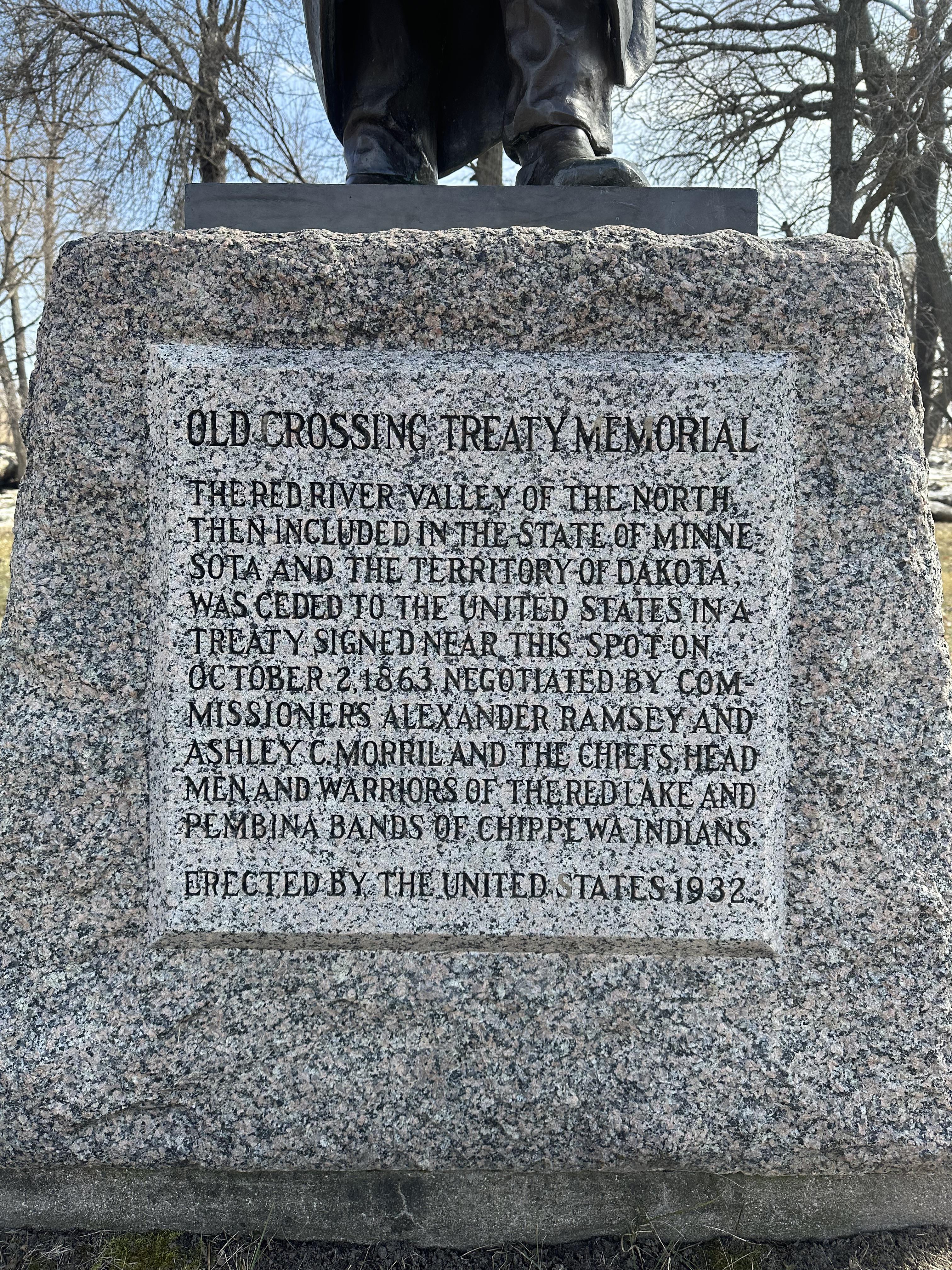 Memorial_statue_plaque